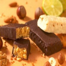 Chocolate, caramel and peanut flavour snack bar