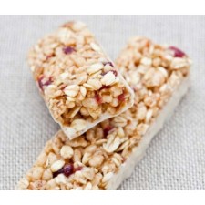 Red berry flavour crunchy snack bar